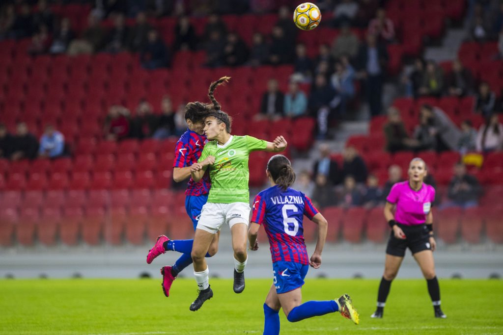 Ekipi i femrave te FK Apolonia mund Tiranen ne rezultatin 4-0 duke shkuar nje hap drejt finales.