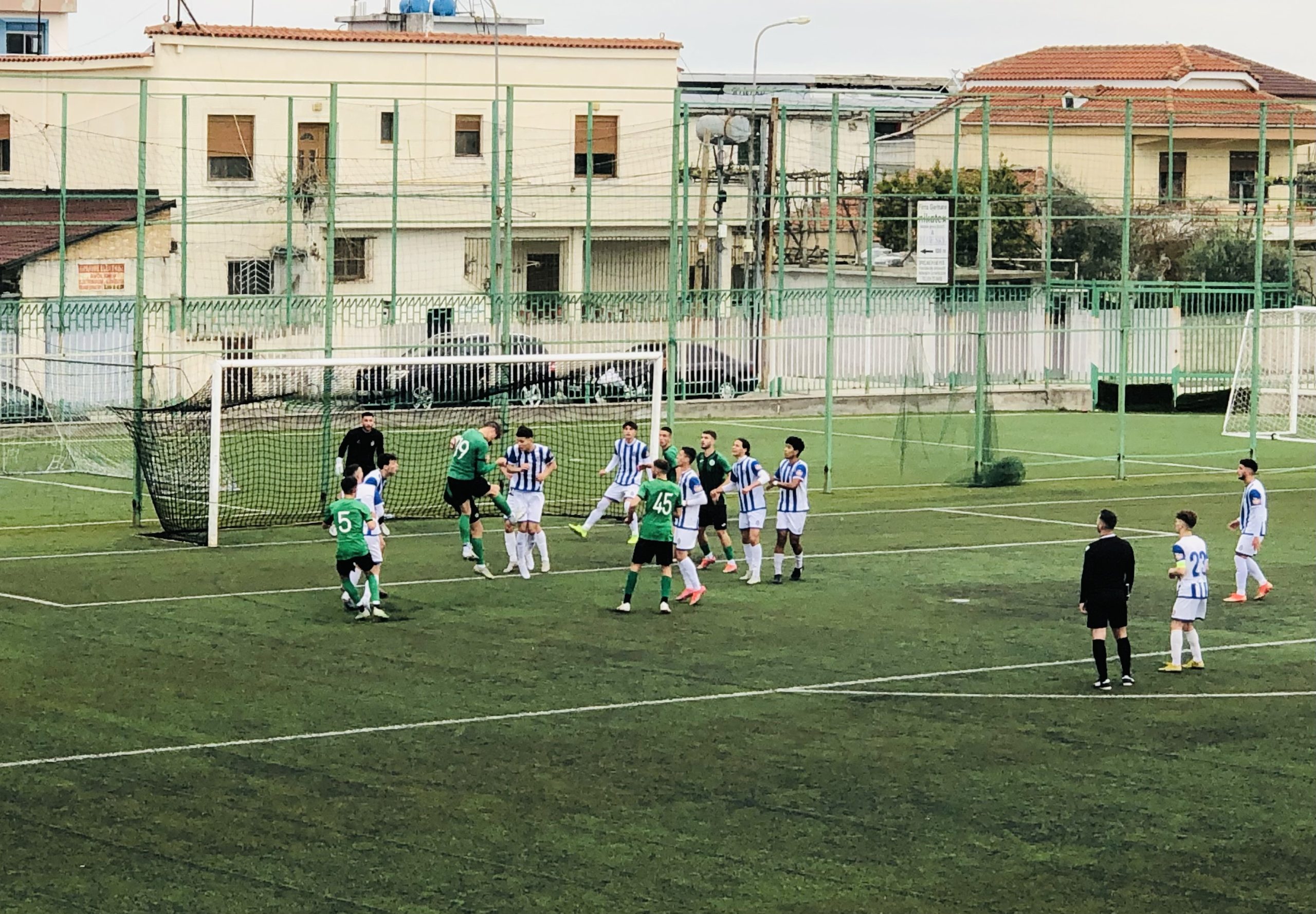 Lojtarët e U19 të Apolonisë në portën e Tiranës