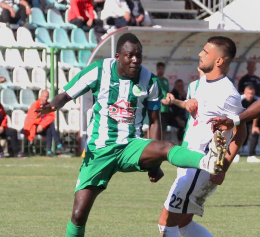 Nurudën Adegbola Orelesi, nigeriani me shumë eksperiencë i repartit të mbrojtjes dhe kapiteni i skuadrës fierake