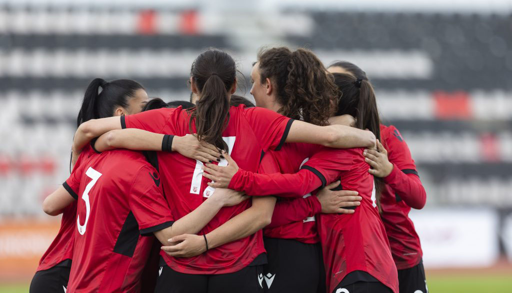 lojtaret e skuadres se pare te femrave te FK Apolonise ne formacionin e kombetares